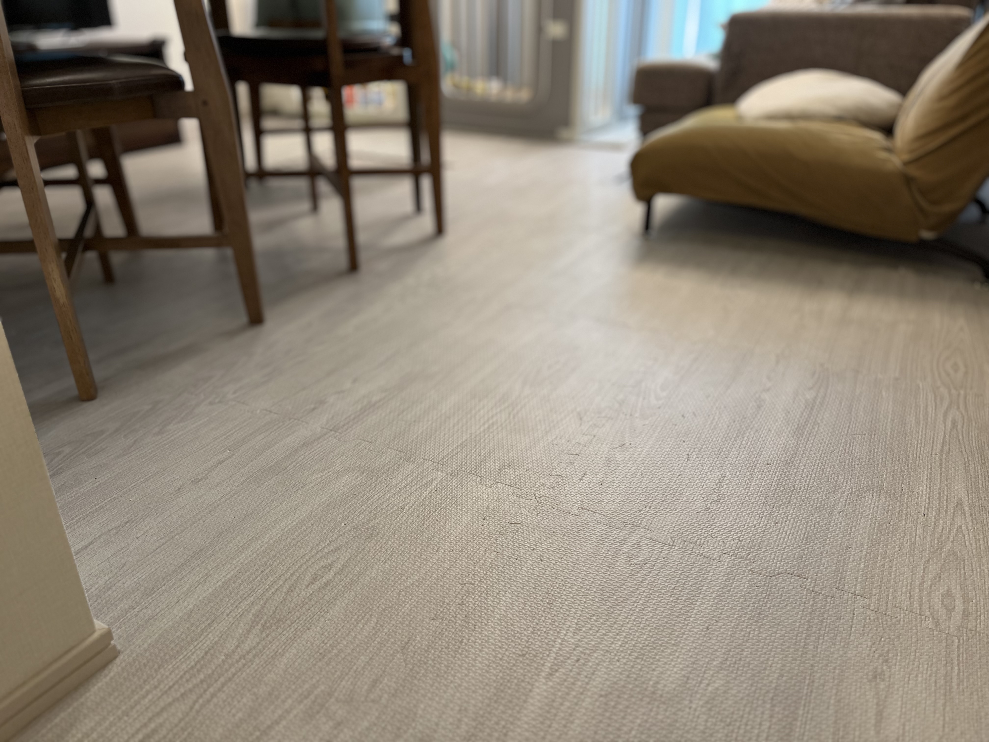 リビングに敷いてもインテリアを損なわない落ち着いた木目調デザイン