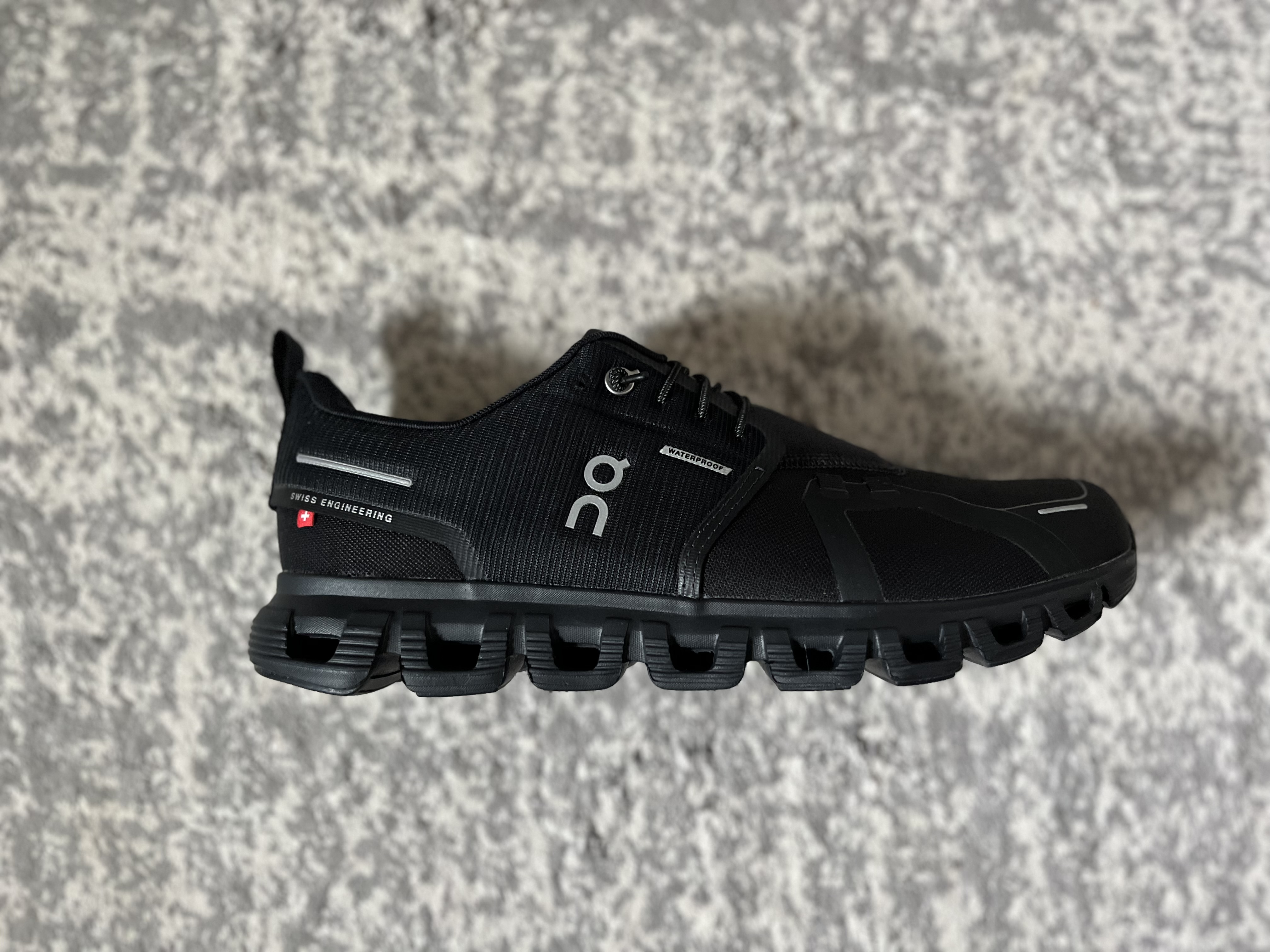 ソールがホースを並べたような独特な形状